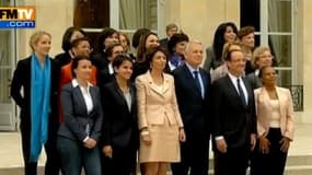 François Hollande entouré de Jean-Marc Ayrault et des femmes ministres de son gouvernement, le 17 mai 2012.