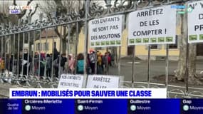 Hautes-Alpes: des parents d'élèves mobilisés devant l'école Pasteur d'Embrun pour dénoncer la suppression d'une classe