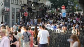 Des gens se rassemblent pour la Fête de la musique, le 21 juin 2025 à Paris 
