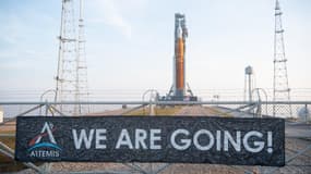 La fusée Space Launch System (SLS) de la Nasa le mercredi 17 août 2022, après avoir été déployée sur la rampe de lancement du Kennedy Space Center de la NASA en Floride. 