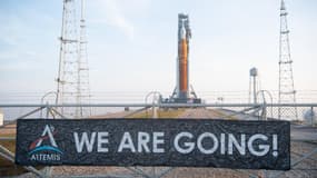 La fusée Space Launch System (SLS) de la Nasa le mercredi 17 août 2022, après avoir été déployée sur la rampe de lancement du Kennedy Space Center de la NASA en Floride.