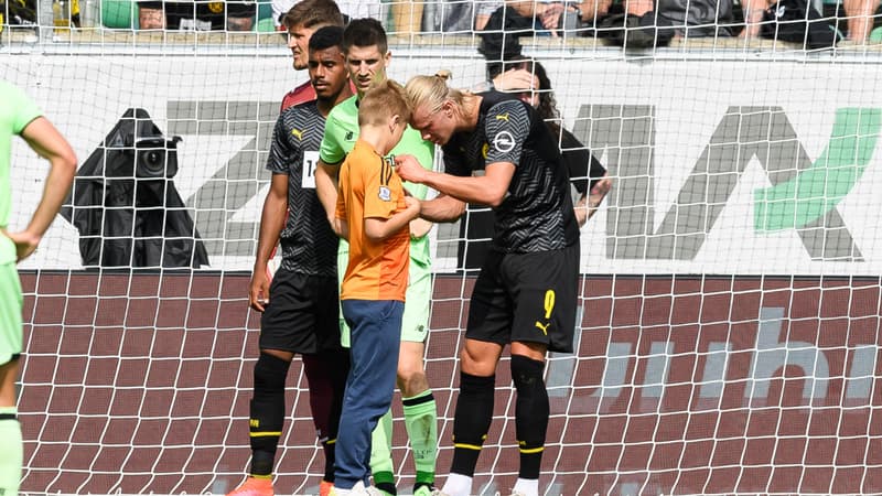 Dortmund: Haaland signe le maillot d'un jeune fan... entré sur la pelouse en plein match