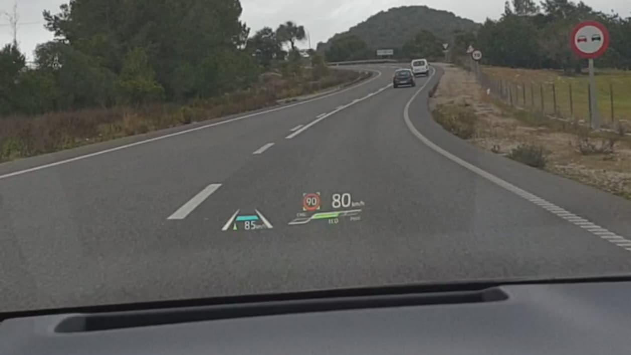 Un aperçu de ce que donne l'affichage tête haute projeté directement sur le pare-brise de cette nouvelle Corolla.