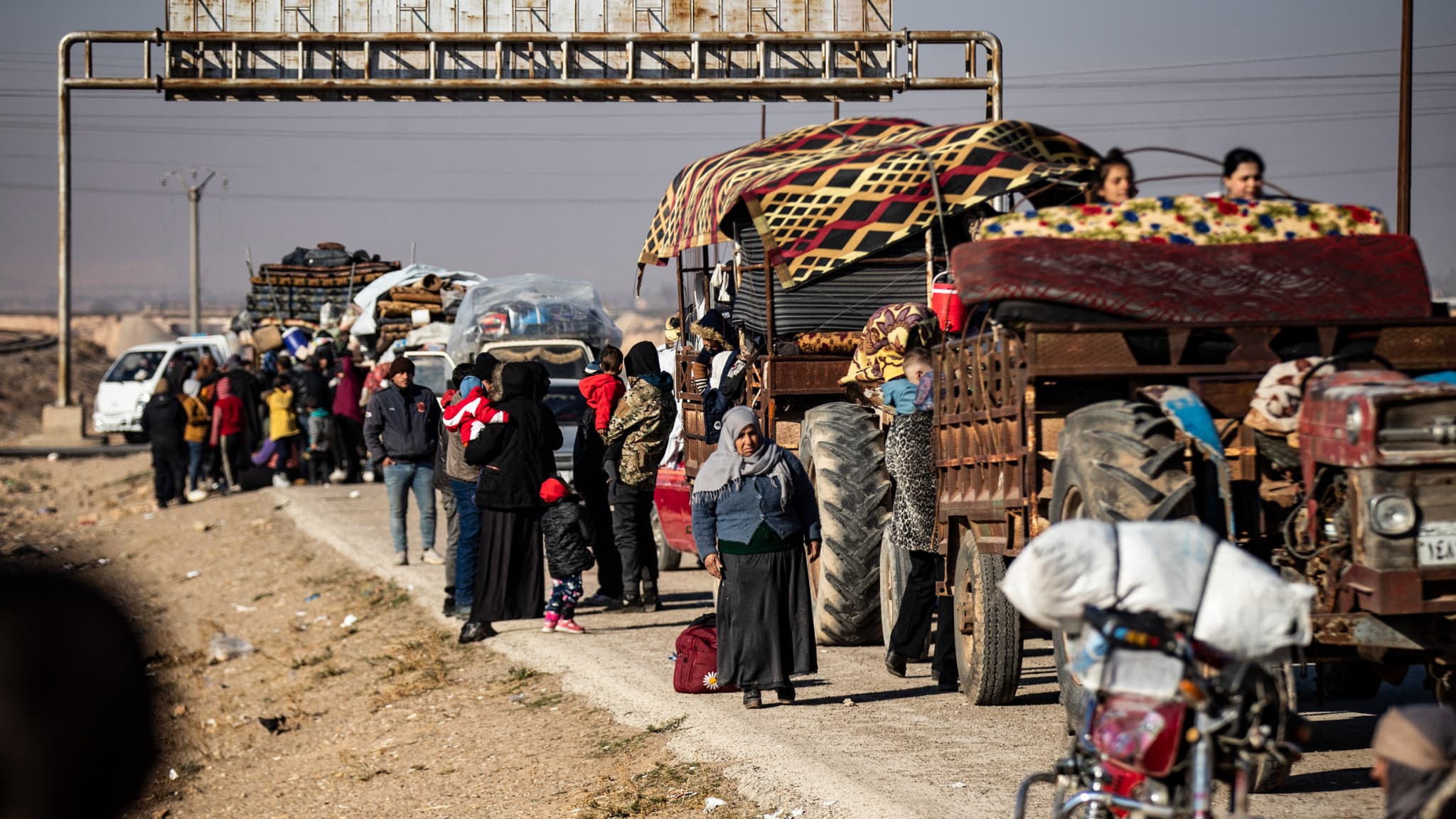 Des Kurdes syriens fuyant les zones situées au nord d'Alep arrivent à Tabaqah, à la périphérie ouest de Raqa, le 3 décembre 2024.