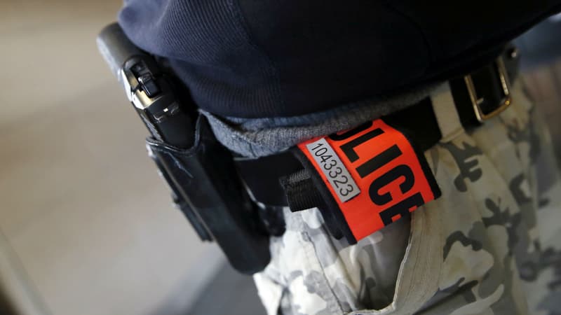Deux policiers qui portaient leur arme de service n'ont pas pu entrer dans un musée parisien.