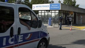 Le siège de Météo France, à Toulouse, lors d'une prise d'otage jeudi. L'homme qui a pris en otage un vigile avant d'être blessé et interpellé par le GIPN a été mis en examen vendredi soir et placé en détention provisoire. /Photo prise le 7 juin 2012/REUTE