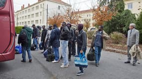 Accueil par le préfet de migrants dans l'Allier, le 23 octobre 2015.