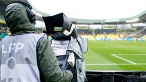Un caméra sur un terrain de Ligue 1