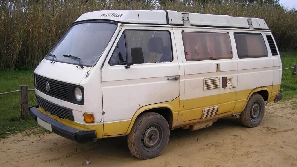 Le van Volkswagen T3 Westfalia blanc sur le haut du véhicule et jaune sur le bas.