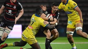 Le jeune centre de l'ASM Clermont Daniel Bibi Biziwu tente de plaquer l'ouvreur  toulousain Thomas Ramos en Top 14, le 29 mai 2021 à Toulouse