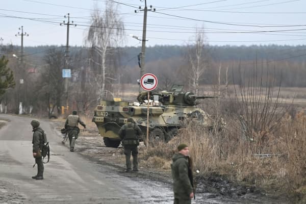 Des soldats ukrainiens déployés au nord-ouest de Kiev, le 24 février 2022 après l'invasion russe en Ukraine