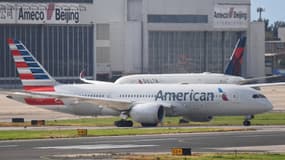 Un avion de la compagnie aérienne American Airlines stationné à l'aéroport de Taïwan. 