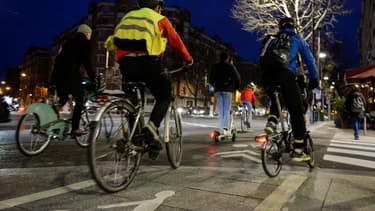Des cyclistes le 17 décembre 2019 à Paris