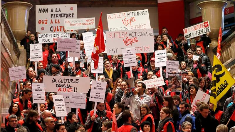 Les salariés de Virgin Megastore ont manifesté mercredi, notamment devant l'enseigne emblématique de la marque au logo rouge avenue des Champs-Elysées, à Paris (photo), pour défendre leurs emplois au sein du groupe de distribution de produits culturels qu