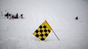 Un drapeau avertissant d'un danger d'avalanche lors d'un exercice aux Deux Alpes, le 20 décembre 2023