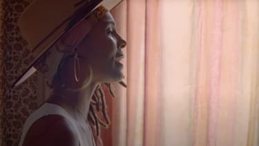 Ayo dans le clip de "Beautiful"