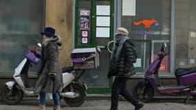 Des passants déambulent dans le centre de Cracovie, en Pologne, le 20 janvier 2026, alors que la pollution atmosphérique aux particules fines (PM10) atteint des niveaux extrêmement élevés.