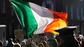 Manifestants devant les bureaux du gouvernement à Dublin. Le gouvernement irlandais a présenté mercredi le programme d'austérité budgétaire qui doit lui permettre de redresser ses finances et son secteur bancaire dans le cadre imposé par le plan de sauvet