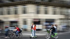 Les trottinettes électriques sont accusées par leurs détracteurs d'être abandonnées n'importe où dans l'espace public, de frôler à toute vitesse les piétons sur les trottoirs, ou de ne pas être si écologiques que cela