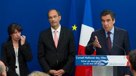 François Fillon (à droite) en compagnie du ministre du Travail Eric Woerth et de la secrétaire d'Etat à à la politique de la Ville Fadela Amara mardi à Matignon. En installant le nouveau Conseil national des villes (CNV), un organe de propositions, le Pre