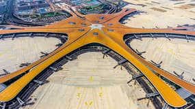 Le nouvel aéroport de Pékin-Daxing devrait fonctionner à plein régime en 2025, avec quatre pistes d'atterrissage et une capacité de 72 millions de passagers par an. 