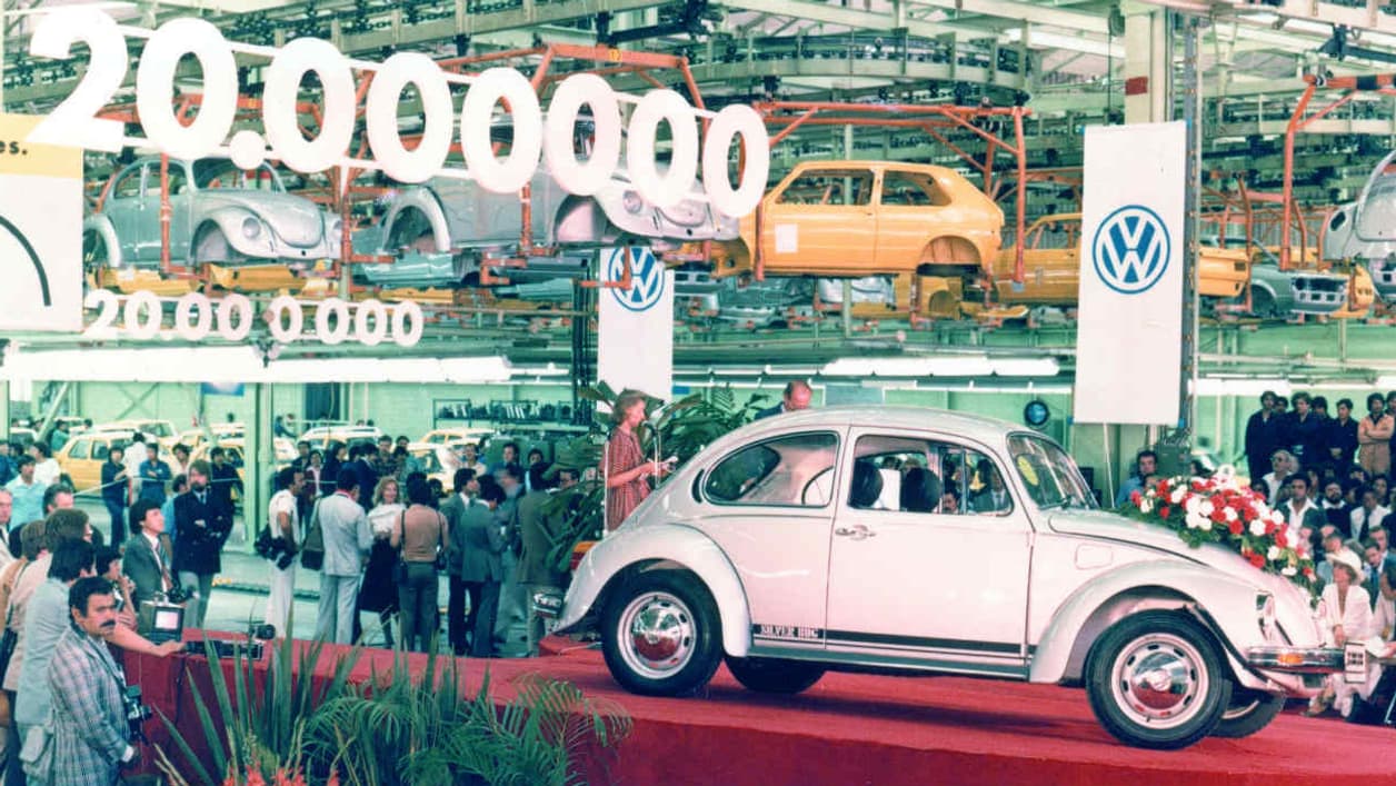 Longtemps "Modèle le plus produit de VW", la Beetle a été détrônée par la Golf: 21,5 millions d'exemplaires pour la Beetle, plus de 37,5 millions à fin août pour la Golf. Longtemps "Modèle le plus produit de VW", la Beetle a été détrônée par la Golf: 21,5 millions d'exemplaires pour la Beetle, plus de 37,5 millions à fin août pour la Golf.