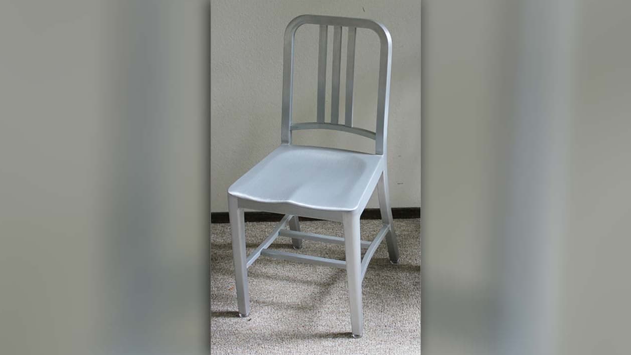 La chaise Emeco 1006 a su susciter l'amour des designers. La chaise Emeco 1006 a su susciter l'amour des designers.