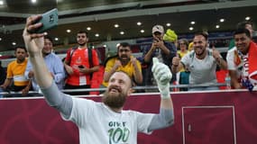 Andrew Redmayne prend la pose après la qualification de l'Australie pour la Coupe du monde  2022