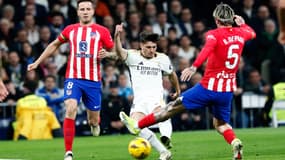 Brahim Diaz contre Rodrigo de Paul lors du derby madrilène entre le Real Madrid et l'Atlético au Santiago Bernabeu (1-1), le 4 février 2024