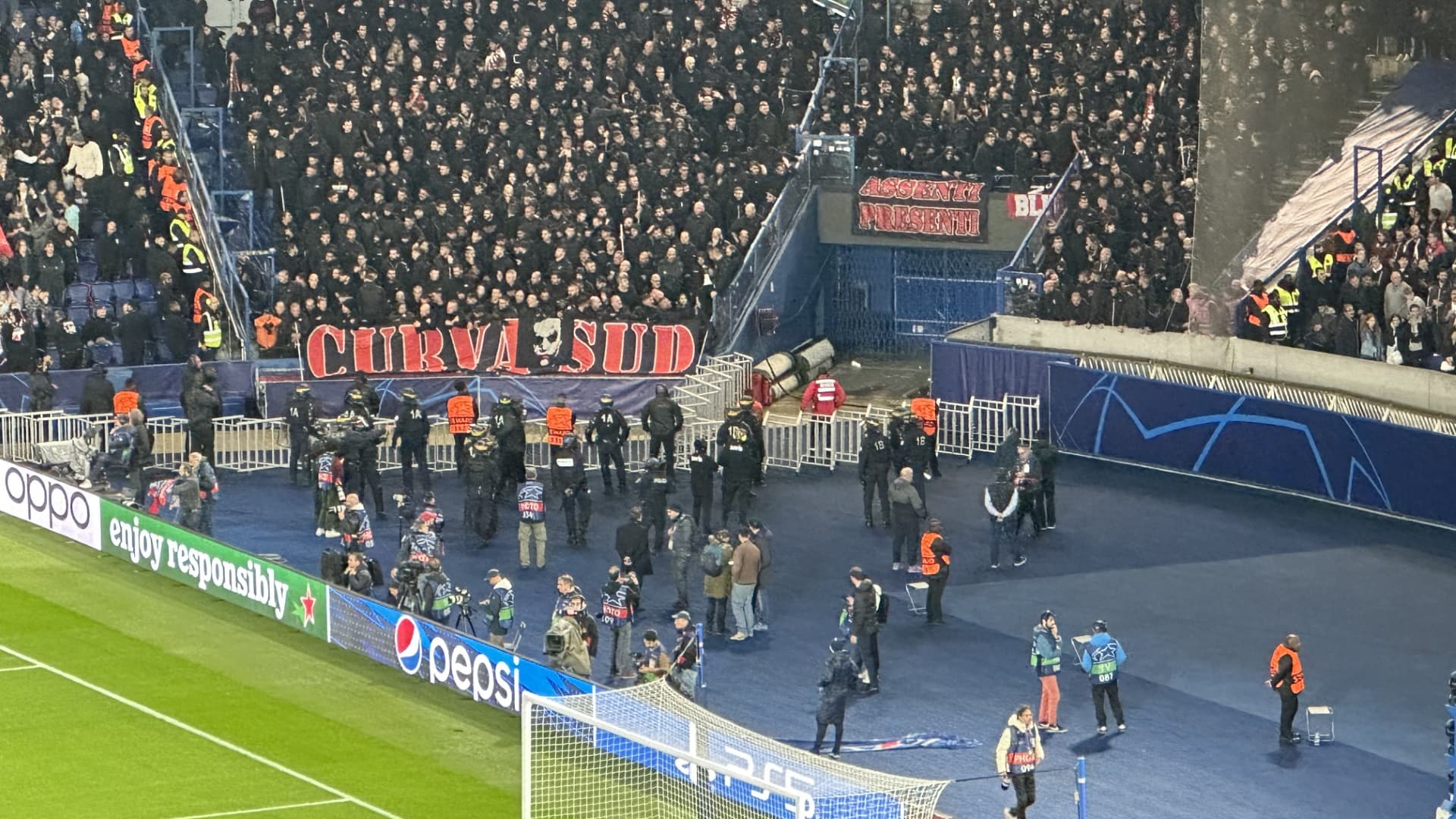 Des CRS appelés en renfort après les incidents entre supporters lors de Paris-Milan Des CRS appelés en renfort après les incidents entre supporters lors de Paris-Milan