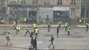 Des gilets jaunes jouent au foot avenue de la Grande armée pendant les violences à Paris - Témoins BFMTV