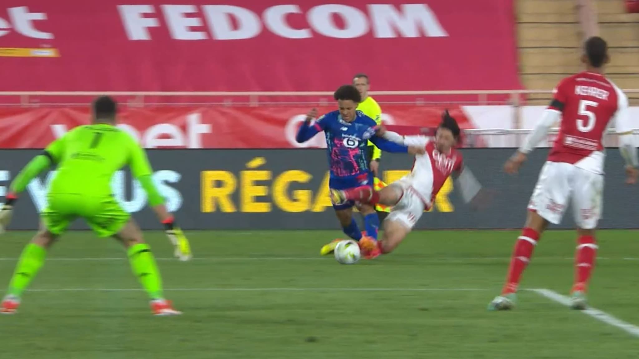 Le tacle de Minamino sur T. Santos lors du match Monaco-Lille, le 24 avril 2024 Le tacle de Minamino sur T. Santos lors du match Monaco-Lille, le 24 avril 2024