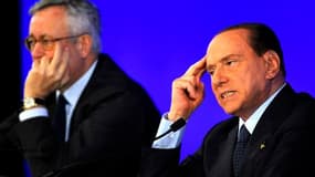 Silvio Berlusconi et Giulio Tremonti, le ministre des Finances italien, lors d'une conférence de presse au sommet du G20, à Cannes. Le président du Conseil italien, qui exclut la démission, a confirmé qu'il lierait l'examen des mesures d'austérité par le
