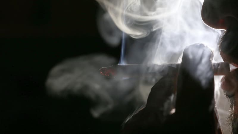 Un homme fume une cigarette à Koweït, le 29 septembre 2017. (Photo d'illustration)