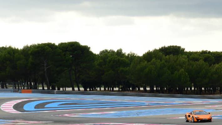 Les deux supercars sur le tracé très coloré du circuit du Castellet Les deux supercars sur le tracé très coloré du circuit du Castellet