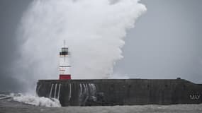 Une forte vague frappe un phare à Newhaven avec le passage de la tempête Ciaran, dans le sud du Royaume-Uni, le 2 novembre 2023
