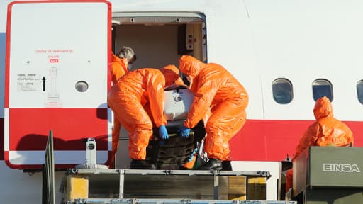 Arrivée spectaculaire et sous haute protection à Madrid jeudi du prêtre espagnol Miguel Pajares, premier européen atteint par Ebola déclaré à être rapatrié.