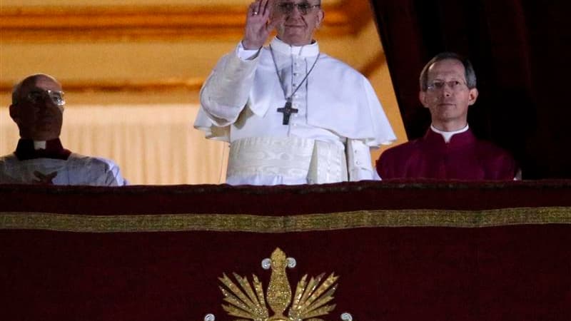 Le pape François Ier, ex-cardinal Jorge Bergoglio, archevêque de Buenos Aires, a donné sa bénédiction à "tous les hommes et les femmes de bonne volonté", lors de sa première allocution, au balcon de la basilique Saint-Pierre. /Photo prise le 13 mars 2013/