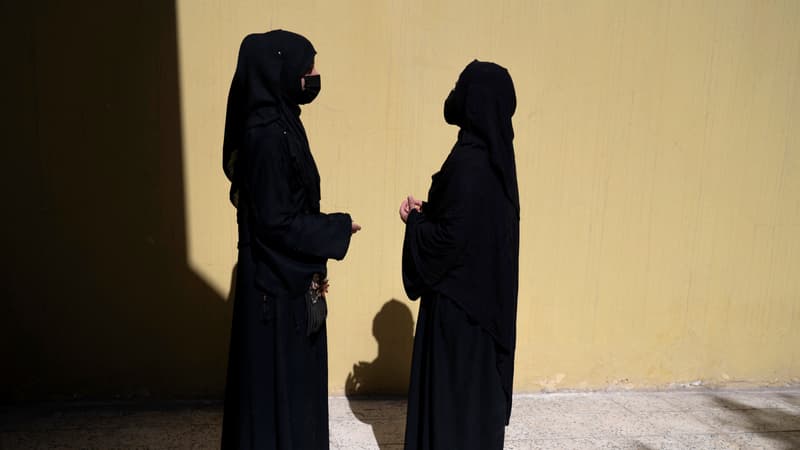 Sarah, 20 ans (à gauche), échange avec sa soeur Fatima, 19 ans, à Charikar, en Afghanistan, le 15 octobre 2022