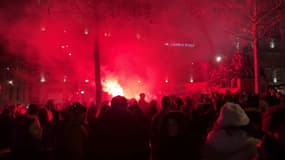Des manifestant se sont rassemblés mardi soir Place de la République à Paris pour célébrer la mort de Jean-Marie Le Pen.