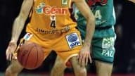 Entre 1983 et 2001, les deux clubs ont remporté seize titres nationaux. Ici Frédéric Forte (Limoges) face à Frédéric Faurthoux (Pau-Orthez).
