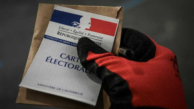 Une personne vote, gantée, le 15 mars 2020 à Paris
