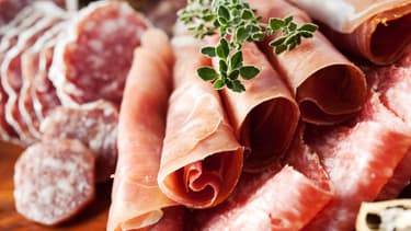 Les produits carnés transformés comme la charcuterie font référence à la viande qui a été transformée pour rehausser sa saveur ou améliorer sa conservation.
