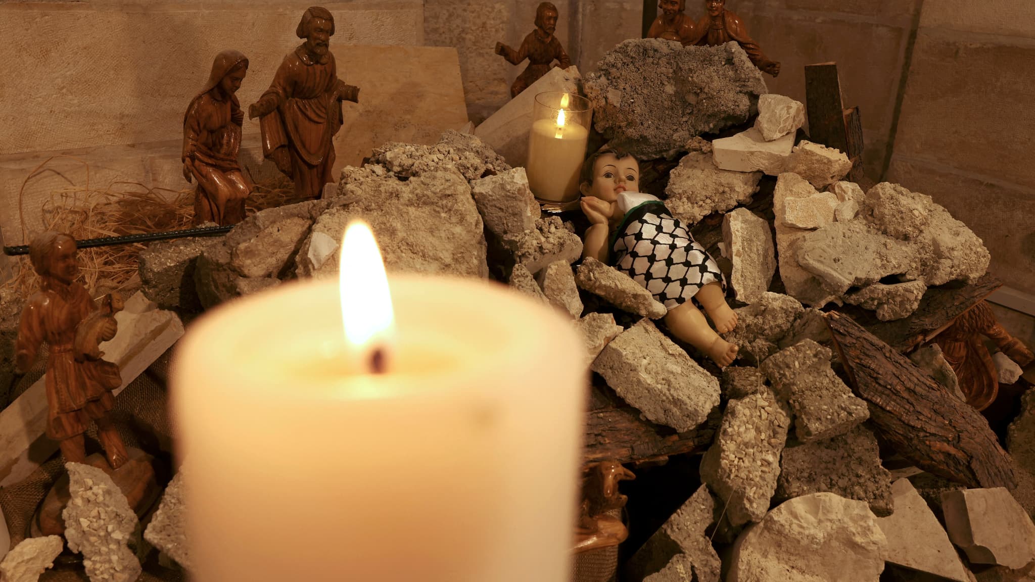 Une scène de la nativité du Christ avec une figure "symbolisant l'enfant Jésus couché dans sa mangeoire au milieu des décombres", en référence à Gaza, à l'intérieur de l'église évangélique luthérienne de Bethléem, en Cisjordanie occupée, le 6 décembre 2023, quelques semaines avant Noël, alors que les combats se poursuivent entre Israël et le groupe militant palestinien Hamas.