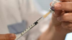 Préparation d'une dose du vaccin contre le Covid-19 de Pfizer-BioNTech, le 30 décembre 2020 à Bobigny