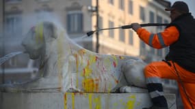 Une statue de lion a été aspergée à Rome par des militants d'Animal Rebellion le 1er février 2024