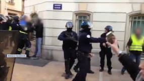 Un manifestant frappé par un officier de police à Toulon le 5 janvier 2019