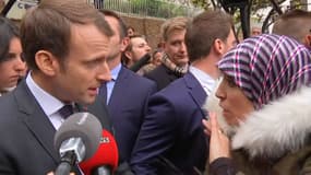 Emmanuel Macron face à une femme marocaine lui demandant l'asile, le 21 novembre 2017, en marge de l'inauguration de la campagne hivernale des Restos du Coeur. 