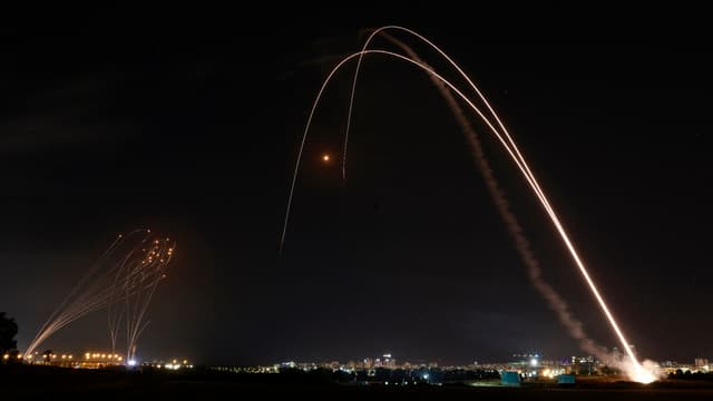 Le système Iron Dome lancé pour intercepter une roquette lancée depuis la bande de Gaza, au-dessus de la ville d'Ashdod, dans le sud d'Israël, le 11 mai 2021.