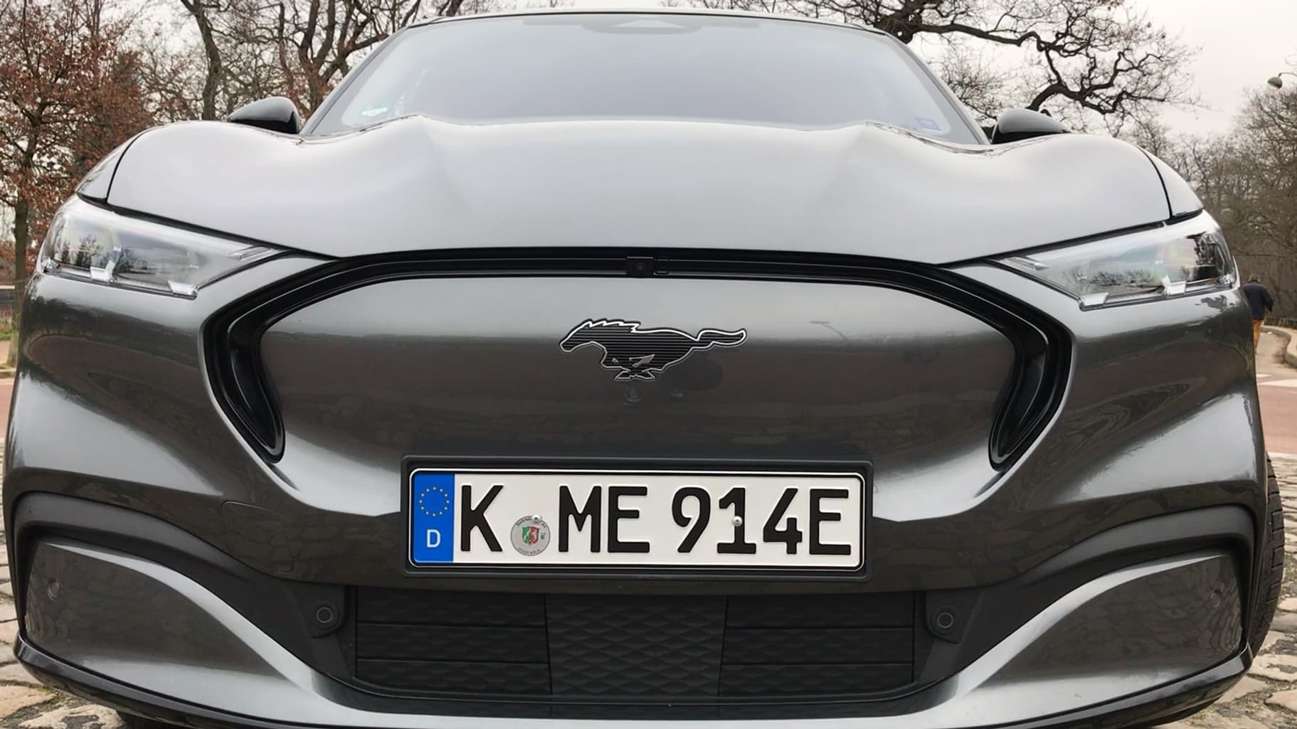 La calandre, le capot nervuré de la Ford Mustang Mach-E, tout comme les feux à l'arrière ou la ligne plongeante sont autant de clins d'oeil à la Mustang à moteur thermique. La calandre, le capot nervuré de la Ford Mustang Mach-E, tout comme les feux à l'arrière ou la ligne plongeante sont autant de clins d'oeil à la Mustang à moteur thermique.
